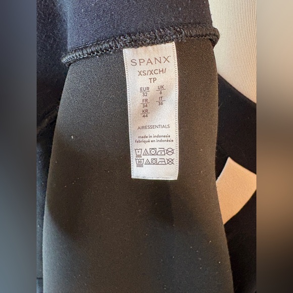 SPANX AirEssentials Black and White Track Suit | XS T - Picture 2 of 7